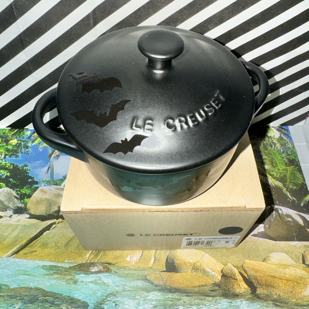 NIB Le Creuset Halloween Licorice Matte Black 10CM Halloween Bat Cocotte RARE - Picture 5 of 13